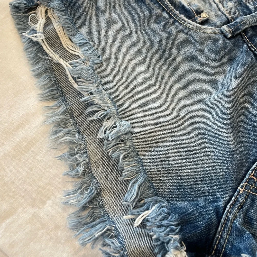 Zara jean shorts. Lots of distress and‎ very short.